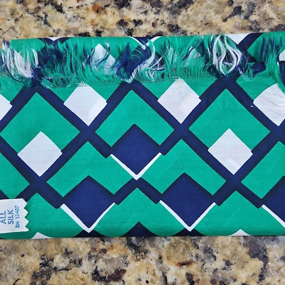 VINTAGE‎ 100% SILK DIAMOND PATTERN LONG RECTANGLE SCARF GREEN BLUE WHITE